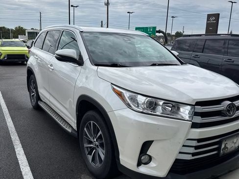 Used 2017 Toyota Highlander XLE FWD image 2