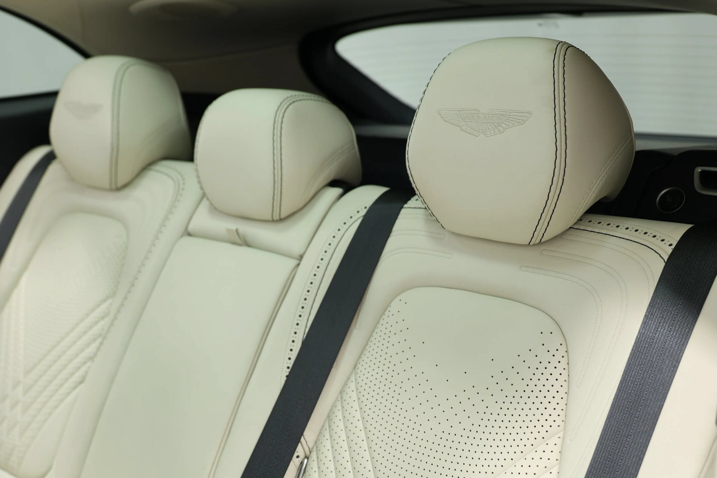 Used 2021 Aston Martin DBX AWD/4WD image 48