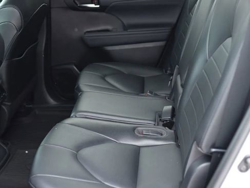 Used 2021 Toyota Highlander XLE AWD/4WD image 37