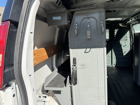 Used 2015 Chevrolet Express 2500 RWD image 26