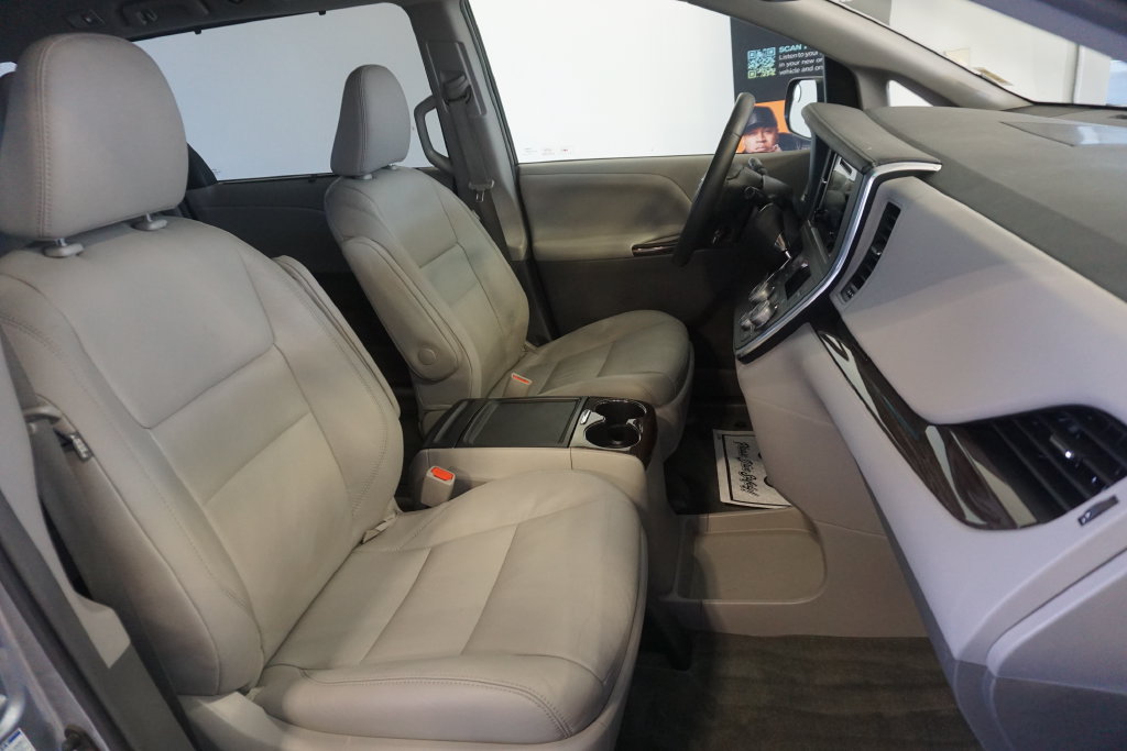 Used 2017 Toyota Sienna XLE w/ XLE Navigation Package AWD/4WD image 27