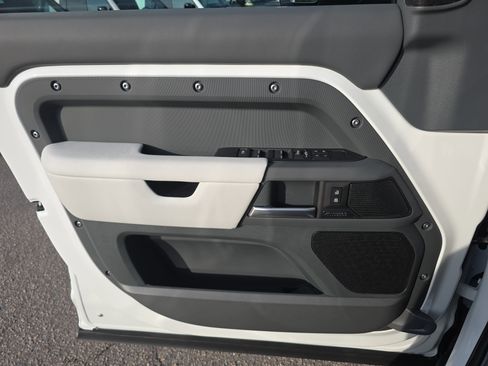 New 2026 Land Rover Defender 130 X-Dynamic SE image 27