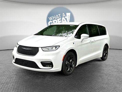 New 2022 Chrysler Pacifica Touring-L w/ S Appearance Package image 30