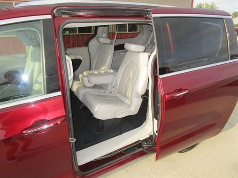 Used 2021 Chrysler Pacifica Touring-L image 16