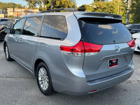 Used 2014 Toyota Sienna XLE image 5