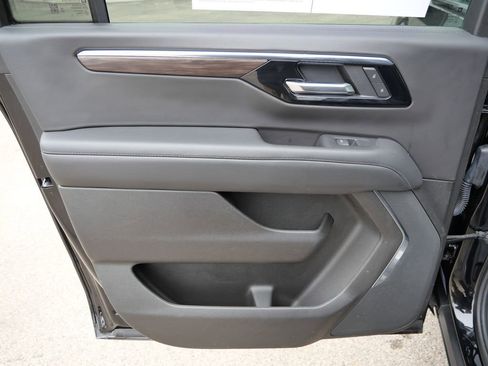 Used 2025 Chevrolet Suburban Z71 AWD/4WD image 28