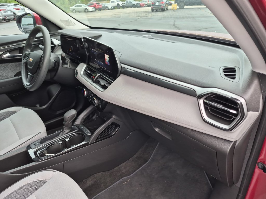 Used 2025 Chevrolet TrailBlazer LT AWD/4WD image 32