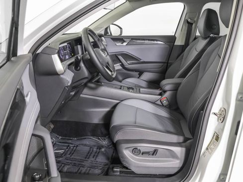 Used 2025 Volkswagen Tiguan SE image 6