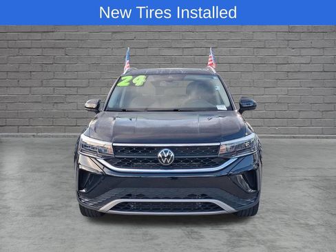 Used 2024 Volkswagen Taos SE w/ Panoramic Sunroof Package FWD image 2