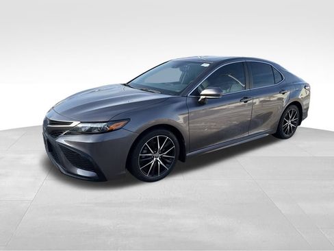 Used 2022 Toyota Camry SE w/ Cold Weather Package image 11