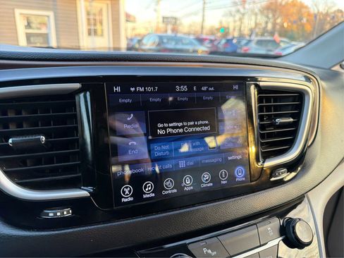 Used 2017 Chrysler Pacifica Touring-L w/ Tire & Wheel Group image 18