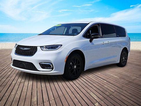 Used 2024 Chrysler Pacifica Touring-L FWD image 3