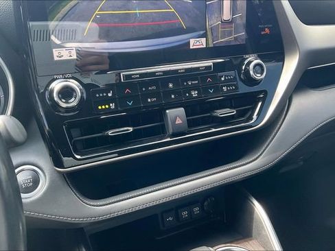 Used 2021 Toyota Highlander Limited FWD image 33