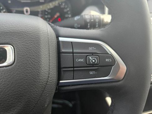 Used 2025 Jeep Compass Latitude AWD/4WD image 14