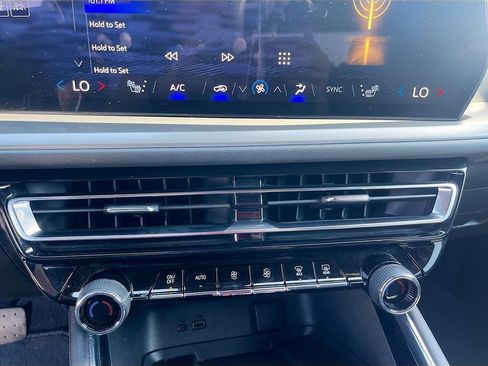 Used 2025 Chevrolet Traverse LT FWD image 16