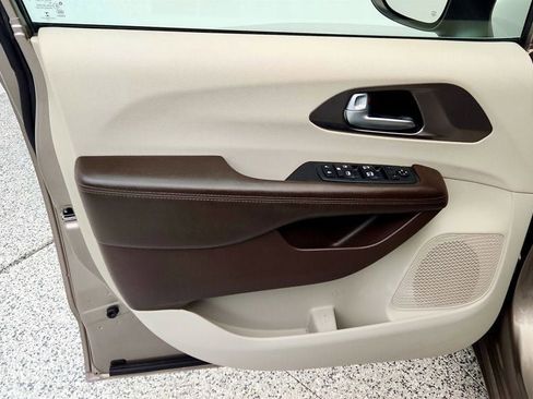 Used 2017 Chrysler Pacifica Touring Plus w/ Tire & Wheel Group image 10