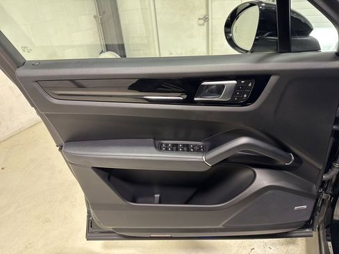 Used 2023 Porsche Cayenne w/ Premium Package image 12