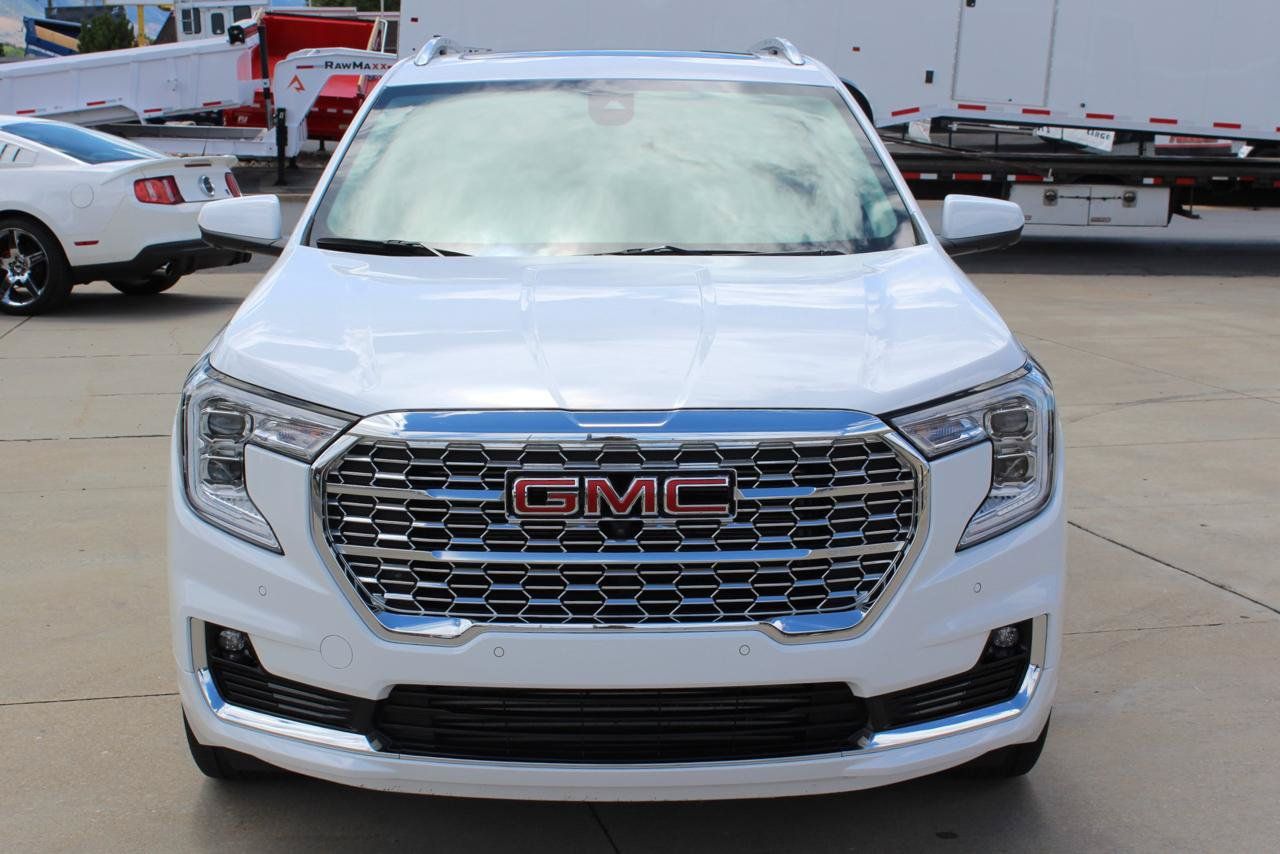 Used 2024 GMC Terrain Denali w/ Denali Premium Package AWD/4WD image 3