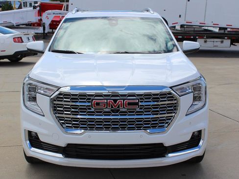 Used 2024 GMC Terrain Denali w/ Denali Premium Package AWD/4WD image 3