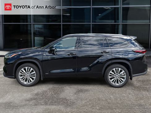 Used 2024 Toyota Highlander Platinum AWD/4WD image 3