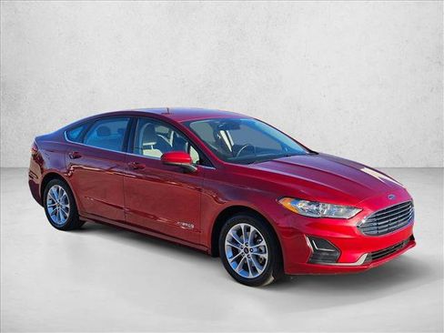 Used 2019 Ford Fusion SE image 3