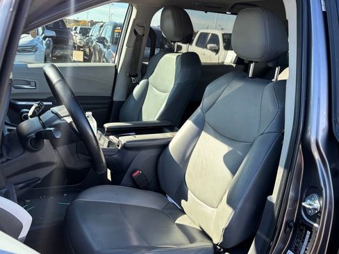 Used 2022 Toyota Sienna XLE image 7