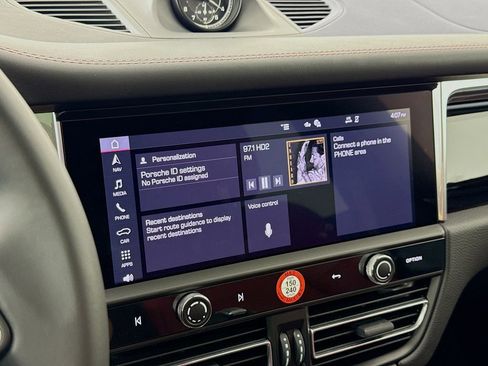 Certified 2025 Porsche Macan image 18