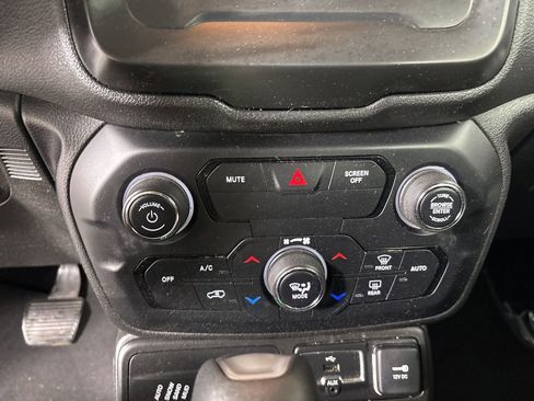 Used 2018 Jeep Renegade Latitude w/ Popular Equipment Group image 16