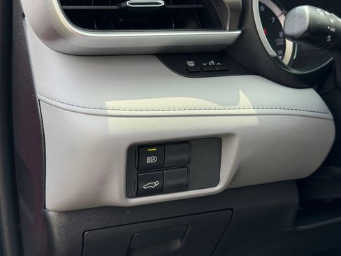 Used 2022 Toyota Highlander XLE AWD/4WD image 16