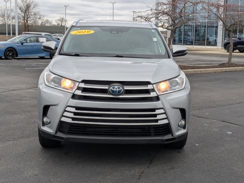 Used 2019 Toyota Highlander XLE image 2