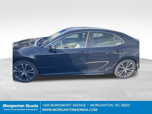 Used 2018 Toyota Camry SE w/ Moonroof Package FWD image 3