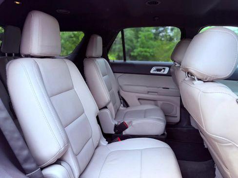 Used 2015 Ford Explorer XLT w/ Equipment Group 202B AWD/4WD image 19
