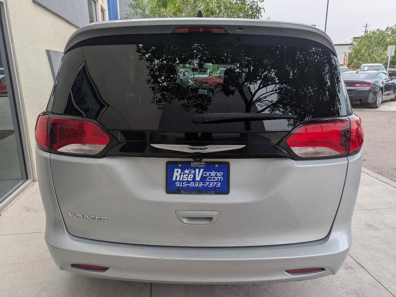 Used 2022 Chrysler Voyager LX FWD image 5
