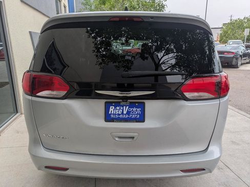 Used 2022 Chrysler Voyager LX FWD image 5