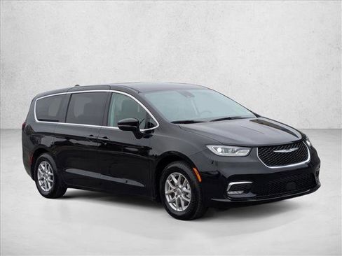 Used 2024 Chrysler Pacifica Touring-L image 3