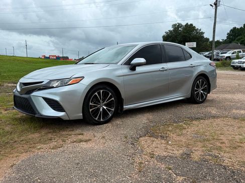 Used 2018 Toyota Camry SE FWD image 1