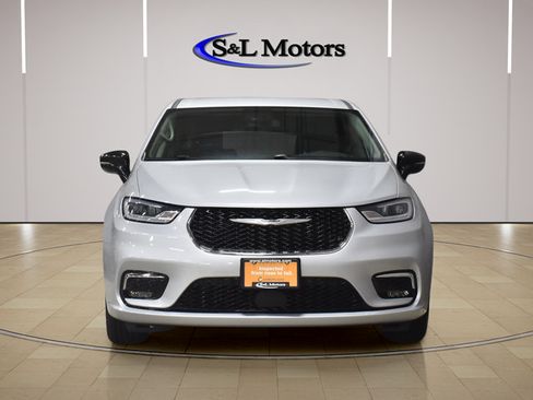 Certified 2024 Chrysler Pacifica Touring-L FWD image 2