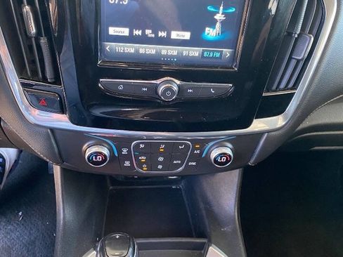 Used 2018 Chevrolet Traverse LT FWD image 19