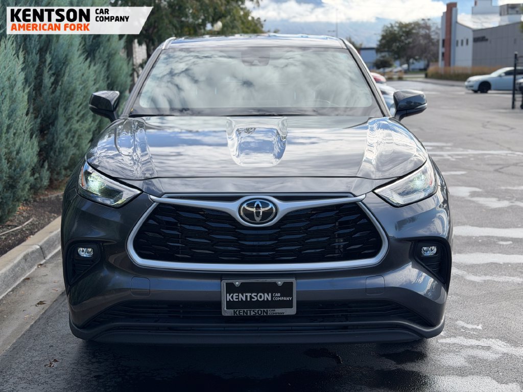 Used 2025 Toyota Highlander LE AWD/4WD image 2