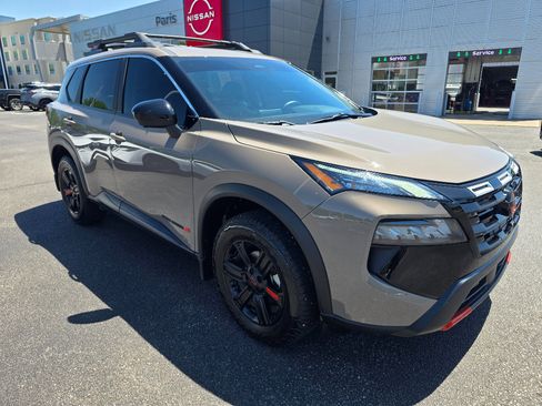 Used 2025 Nissan Rogue SV AWD/4WD image 1