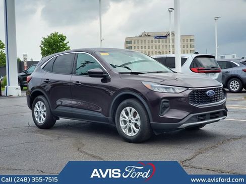 Used 2023 Ford Escape Active w/ Tech Pack #2 AWD/4WD image 2