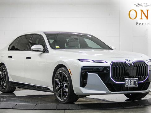 Used 2025 BMW i7 xDrive60 image 1