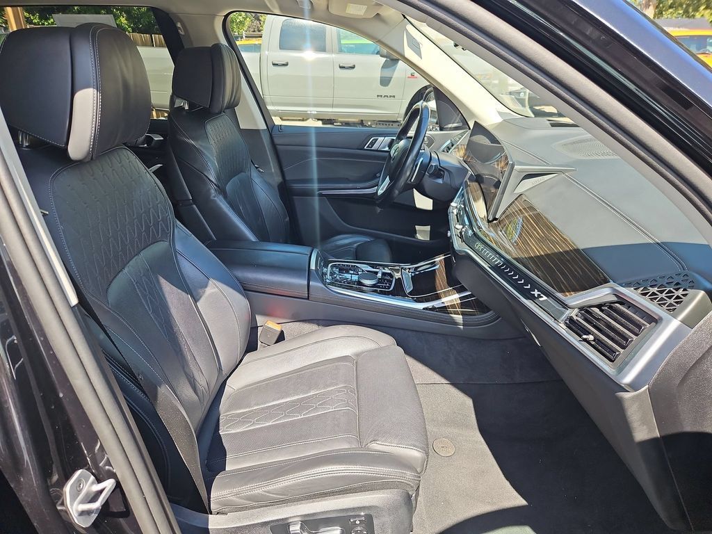 Used 2025 BMW X7 xDrive40i w/ Premium Package AWD/4WD image 16