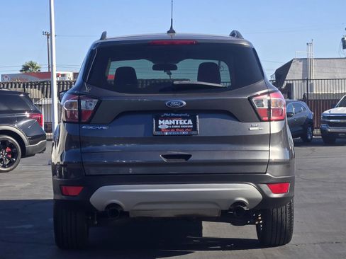 Used 2018 Ford Escape SE w/ SE Sync 3 Package AWD/4WD image 4