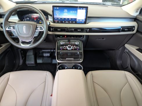 Used 2023 Lincoln Nautilus AWD w/ Premium Package image 16