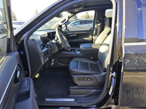 Used 2025 Chevrolet Suburban LT w/ Comfort Package RWD image 6