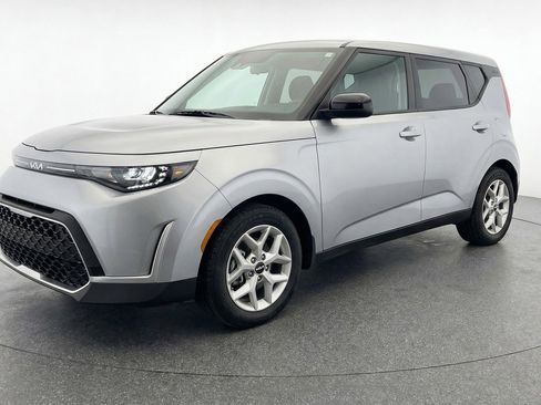 Used 2025 Kia Soul LX w/ LX Technology Package FWD image 3