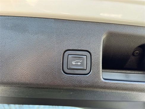 Used 2025 Chevrolet Equinox EV LT w/ Convenience Package image 8