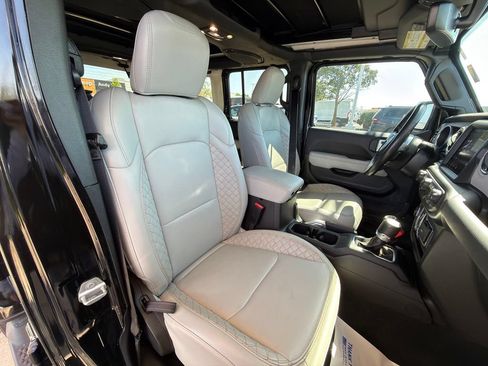 Used 2022 Jeep Wrangler Unlimited Sahara AWD/4WD image 36