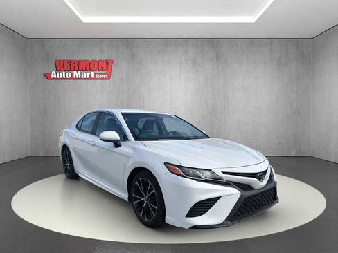 Used 2018 Toyota Camry SE FWD image 1
